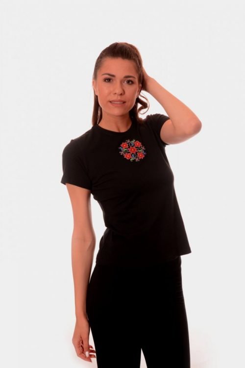 Дамска тениска с бродирана шевица със закодирано послание
