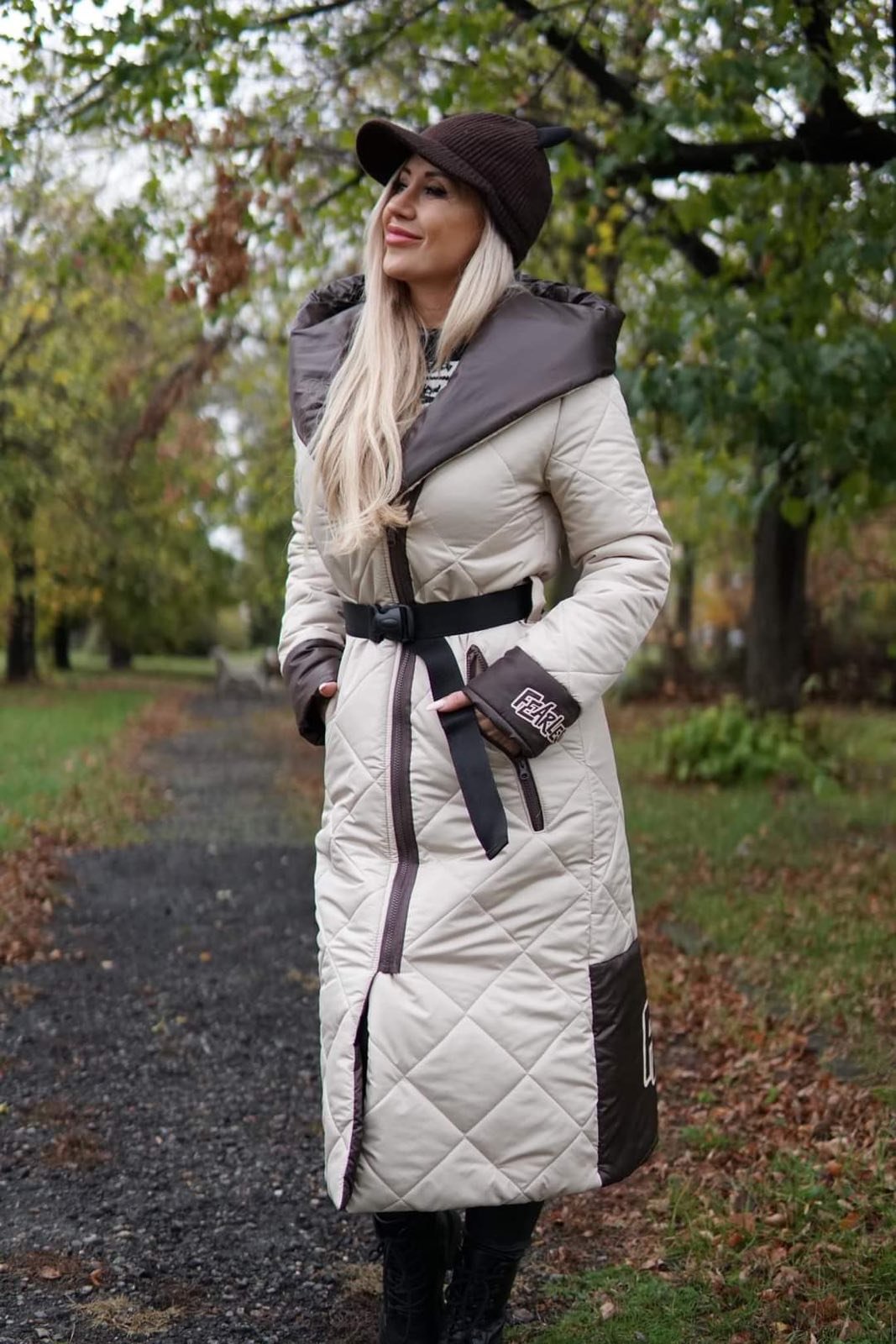 Дълго зимно дамско яке с качулка. Произведено в България!