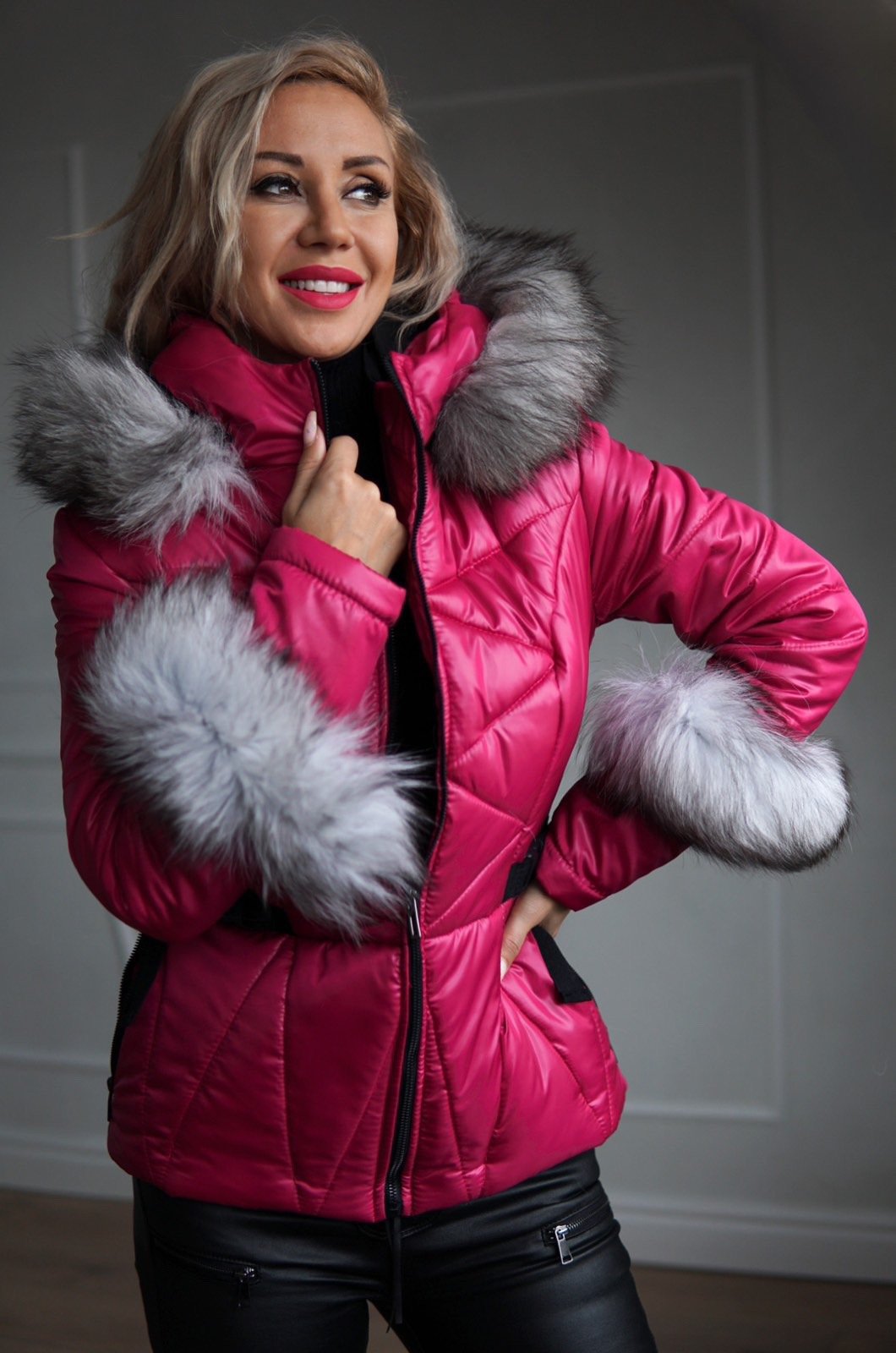 Модерно зимно яке в розово с пух на ръкавите и качулката. Произведено в България!
